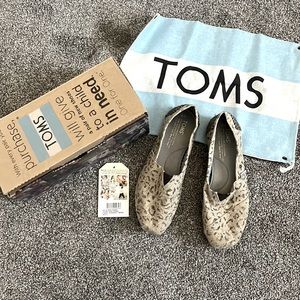 Gently used woman’s Toms sz 6